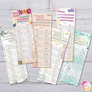 Puede incluir: Un conjunto de marcadores de calendario de 2026 con diseños florales y botánicos. Cada marcador presenta un calendario mensual en español con texto religioso.