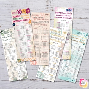Peut inclure: Ensemble de marque-pages colorés avec l'inscription « 2026 Heureux ceux qui sont conscients de leurs besoins spirituels ». Chaque marque-page présente un calendrier mensuel, avec des motifs floraux et botaniques.