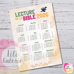 Peut inclure: Calendrier de lecture de la Bible pour 2026, imprimé en français. Il présente un plan de lecture mensuel avec des références bibliques quotidiennes. Le design inclut des éléments floraux décoratifs et le texte "LECTURE DE LA BIBLE 2026".
