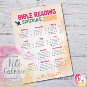 Può includere: Un programma di lettura della Bibbia per l'anno 2026, con un elenco di versetti biblici per ogni mese. Il design presenta uno sfondo in stile acquerello e il testo "BIBLE READING SCHEDULE 2026" in un carattere colorato. Il logo Lili Galerie è visibile.