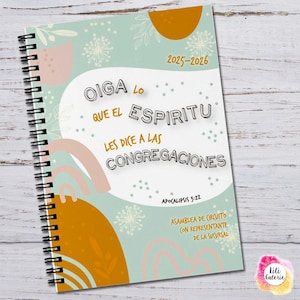 Könnte beinhalten: Ein spiralgebundenes Notizbuch mit einem hellgrünen Einband mit dem Text "OIGA LO QUE EL ESPIRITU LES DICE A LAS CONGREGACIONES" in Schwarz. Das Design umfasst orange und rosa abstrakte Formen und florale Akzente. Die Jahre 2025-2026 sind ebenfalls abgebildet.