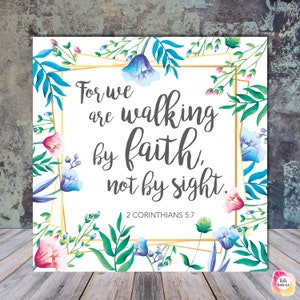 Peut inclure: Un fond blanc avec un cadre doré et un motif floral aquarelle. Le texte "Car nous marchons par la foi, et non par la vue." est en gris avec la référence biblique "2 Corinthiens 5:7" en dessous.