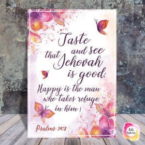 Peut inclure: Une impression aquarelle avec des fleurs roses et violettes et des papillons. L'impression présente un verset biblique de Psaumes 34:8, "Goûtez et voyez que l'Éternel est bon. Heureux l'homme qui se réfugie en lui !"
