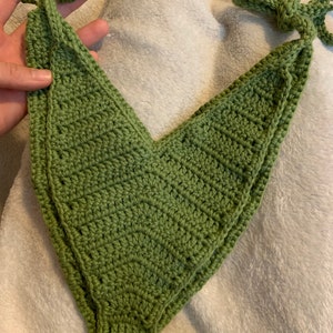 Puede incluir: Un top de bikini de crochet verde con tirantes ajustables. El top est&aacute; hecho con un patr&oacute;n de punto simple y tiene un escote en V.