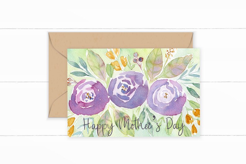 Pode incluir: Um cart&atilde;o de felicita&ccedil;&otilde;es em aquarela com um design floral. O cart&atilde;o apresenta flores roxas, folhas verdes e detalhes amarelos. O texto "Happy Mother's Day" est&aacute; escrito em caligrafia preta.