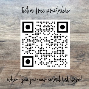 Pode incluir: Um c&oacute;digo QR preto e branco com o texto "Get a free printable when you join our email list here!" abaixo.