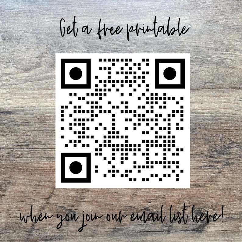 Pode incluir: Um c&oacute;digo QR preto e branco com o texto "Get a free printable when you join our email list here!" abaixo.