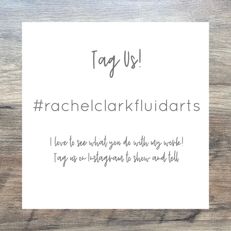 Pode incluir: Texto branco em fundo cinza com as palavras "Tag Us!" e "#rachelclarkfluidarts". O texto abaixo diz "Adoro ver o que voc&ecirc; faz com meu trabalho! Marque-nos no Instagram para mostrar e contar."
