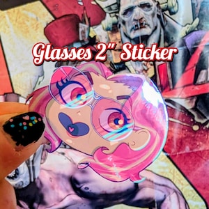 Puede incluir: Una taza de cerámica blanca con un asa negra y el texto "But First, Coffee" en negrita negra. La taza está sobre una superficie de madera. La taza mide aproximadamente 10 cm de alto.