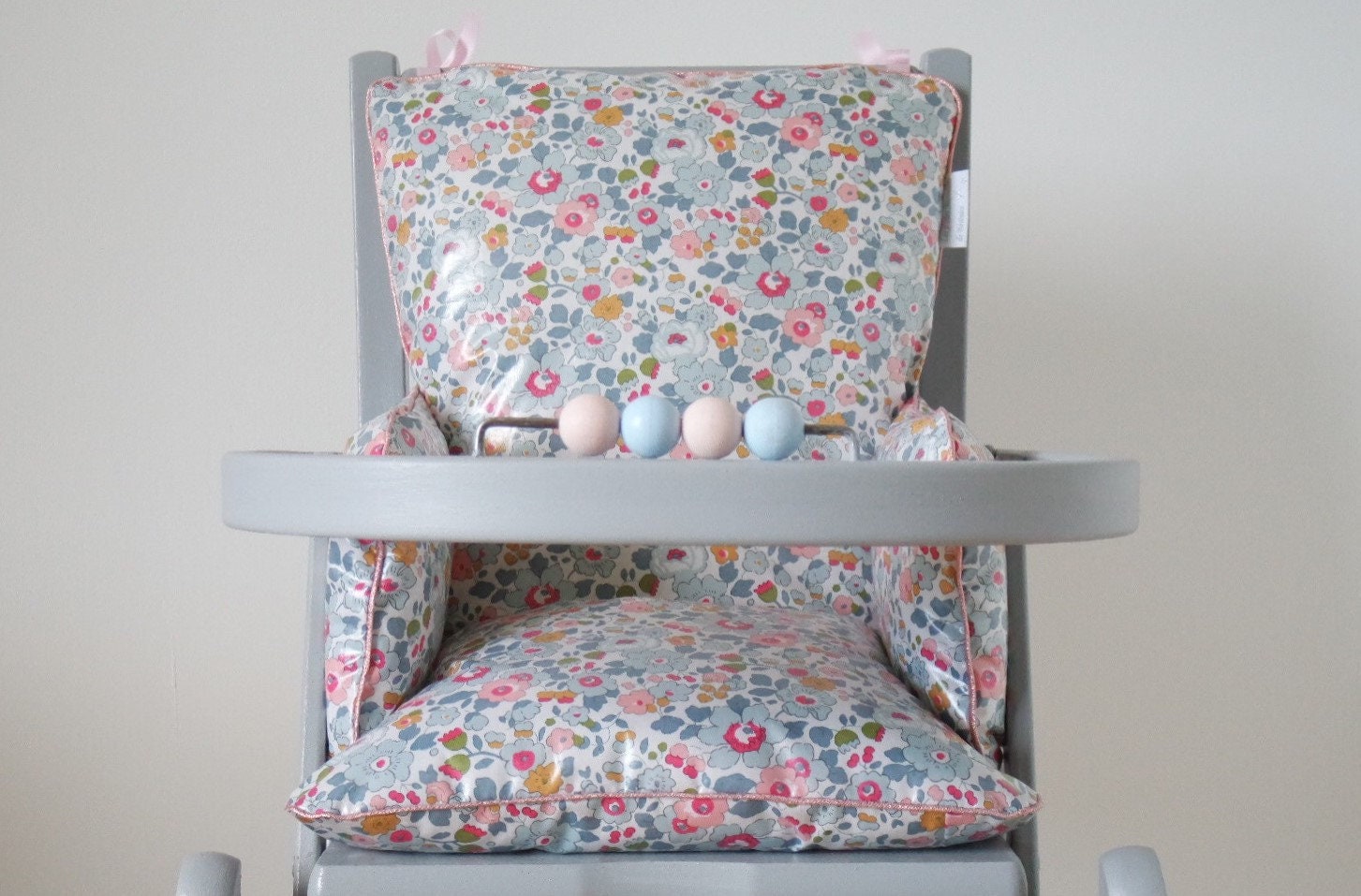 Coussin de Chaise Haute Bébé en Tissu Coton Enduit Liberty Betsy Porcelaine