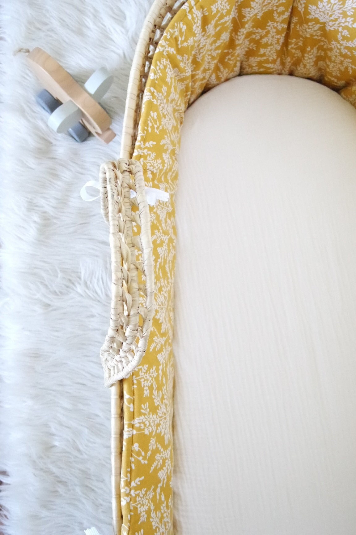 Tour de Couffin/Berceau Feuillages Blanc Cassé sur Fond Moutarde