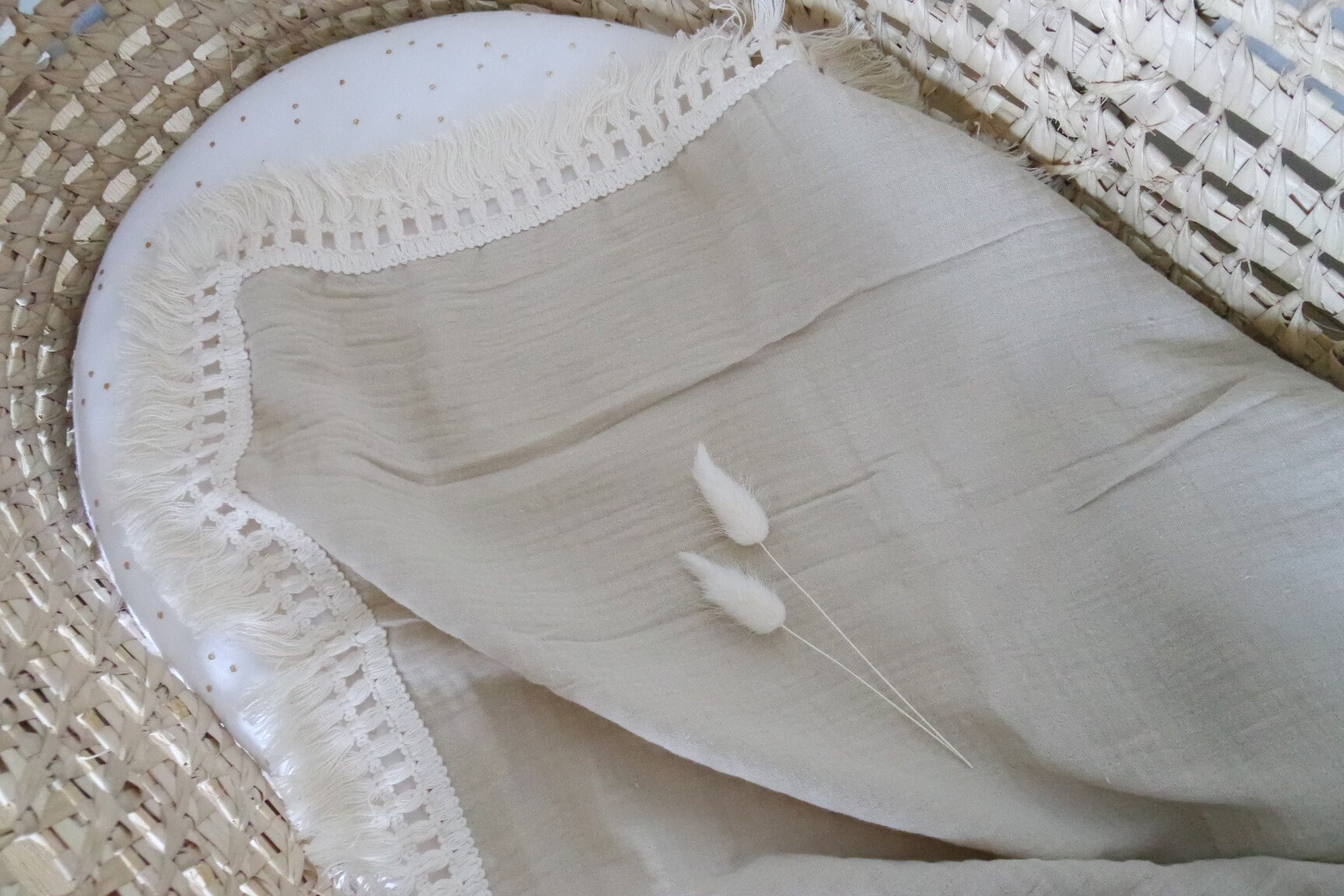 Couverture d'emmaillotage Lange Bébé Bohème en Double Gaze de Coton Grège et Frange Écru Personnalis