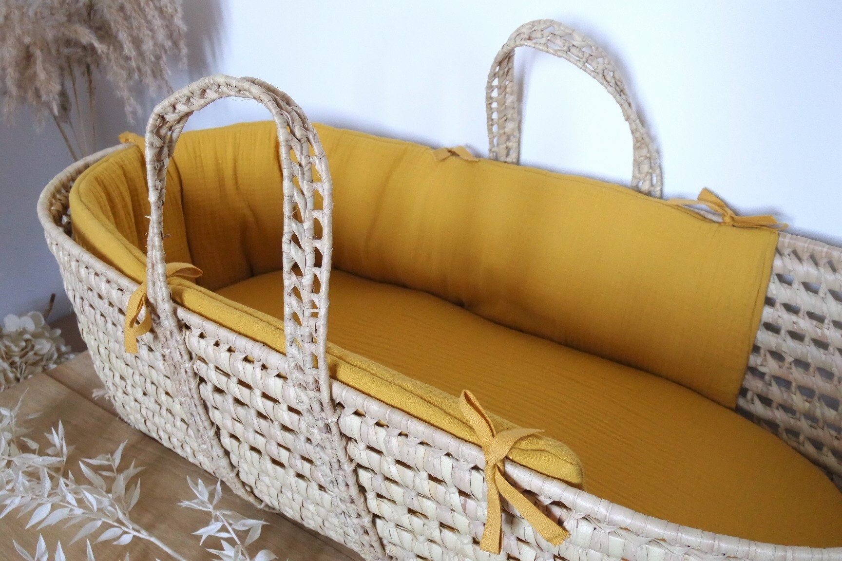 Couffin en Palmier Tressé et Son Trousseau Complet Double Gaze de Coton Biologique Moutarde | Couffi