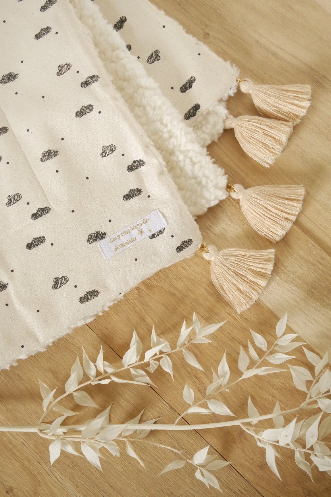 Couverture Bébé Coton Bio Nuages Écru et Noir Doublée Fausse Fourrure Mouton à Pompons Lurex Doré Pe
