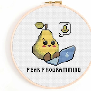 Könnte beinhalten: Ein Kreuzstichmuster mit einer Cartoon-Birne mit einem Laptop und dem Text "Pear Programming".