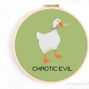 Puede incluir: Patrón de punto de cruz de un ganso blanco sosteniendo un palo en su pico, sobre un fondo verde. El texto "CHAOTIC EVIL" está debajo del ganso.