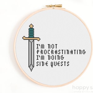 Może przedstawiać: Wzór na haft krzyżykowy z pikselowanym mieczem i tekstem "Nie zwlekam, wykonuję zadania poboczne".