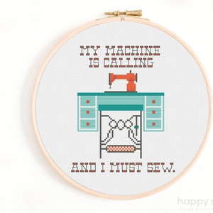 以下が含まれることがあります： 「MY MACHINE IS CALLING AND I MUST SEW.」というテキストが書かれたテーブルの上にミシンがあるクロスステッチパターンです