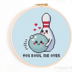 Puede incluir: Un pin de bolos azul y blanco con una raya roja y una cara linda está sosteniendo una bola de bolos azul con una cara linda. El texto "You bowl me over" está escrito debajo del pin y la bola.