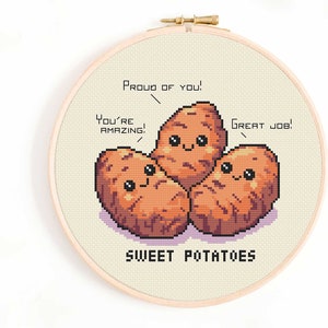 Könnte beinhalten: Ein Kreuzstichmuster mit drei süßen Cartoon-Süßkartoffeln mit lächelnden Gesichtern. Der Text "Proud of you!" befindet sich über den Süßkartoffeln, "You're amazing!" links und "Great job!" rechts. Der Text "Sweet Potatoes" befindet sich unter den Süßkartoffeln.