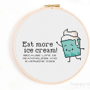 Op de afbeelding: Borduurpatroon met een cartoon-ijsje met de tekst "Eet meer ijs! Want het leven is zinloos en iedereen sterft."