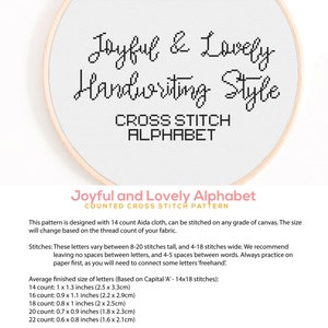 Puede incluir: Un patr&oacute;n de punto de cruz contado para un alfabeto alegre y encantador en estilo de escritura a mano. El patr&oacute;n est&aacute; dise&ntilde;ado para tela Aida de 14 puntos y se puede bordar en cualquier tipo de lienzo. El tama&ntilde;o cambiar&aacute; seg&uacute;n el n&uacute;mero de hilos de la tela. Las letras var&iacute;an entre 8 y 20 puntos de alto y 4 a 18 puntos de ancho. El patr&oacute;n recomienda no dejar espacios entre las letras y 4 a 5 espacios entre las palabras. El patr&oacute;n tambi&eacute;n incluye el tama&ntilde;o terminado promedio de las letras basado en la may&uacute;scula 'A' en 14x18 puntos.