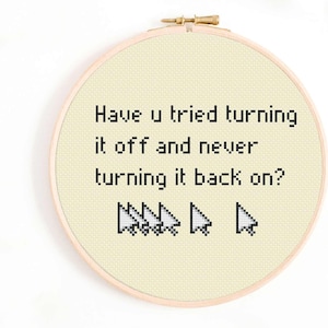 Könnte beinhalten: Ein Kreuzstich-Stickrahmen mit dem Text "Have u tried turning it off and never turning it back on?" in schwarzer Pixel-Schrift. Darunter pixelige Computer-Mauszeiger.