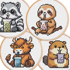 Puede incluir: Cuatro aros de bordado redondos con diferentes diseños de animales. Cada animal sostiene una bebida de té de burbujas. Los animales son un mapache, un perezoso, un toro y un hámster.
