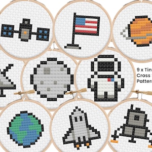 Peut inclure: Neuf motifs de point de croix sur le thème de l'espace, dont un satellite, un drapeau américain, une planète, une antenne radar, la lune, un astronaute, la Terre, un vaisseau spatial et un atterrisseur lunaire. Présentés dans des cerceaux à broder en bois.