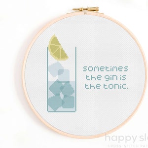 Könnte beinhalten: Stickmuster mit einem Glas Gin mit einer Zitronenscheibe und Eiswürfeln. Der Text "sometimes the gin is the tonic" ist unter dem Glas gestickt.