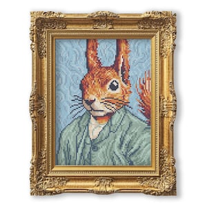 Könnte beinhalten: Ein gerahmtes Kreuzstichbild mit einem Eichhörnchen, das eine grüne Jacke trägt, vor einem blauen Hintergrund.
