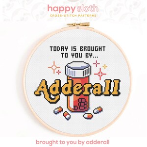 Może przedstawiać: Wz&oacute;r haftu krzyżykowego w drewnianym kole z napisem "TODAY IS BROUGHT TO YOU BY... Adderall." Projekt zawiera butelkę z pigułkami i pigułki. Zawiera r&oacute;wnież słowa "brought to you by adderall".