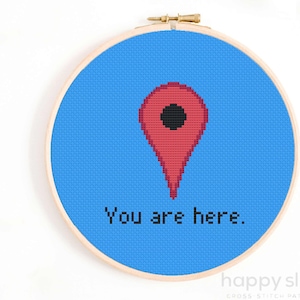 Usted está aquí punto de cruz - Patrón de punto de cruz de pin de mapa - Punto de cruz divertido - Patrón de punto de cruz tecnológico - Mapas, Geocaching, Orientación