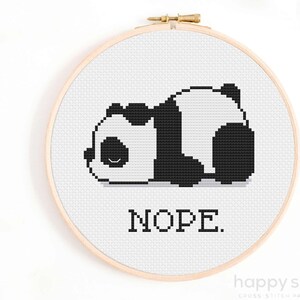 Könnte beinhalten: Ein Kreuzstich-Muster mit einem schwarz-weißen Pandabären und dem Wort "NOPE." darunter.