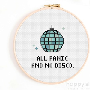 Könnte beinhalten: Ein weißes Kreuzstichmuster mit einer blauen und grünen Discokugel und dem Text "All Panic And No Disco."