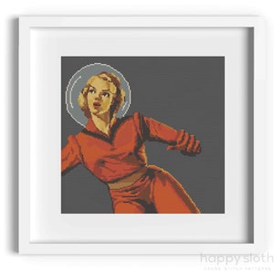 Può includere: Una donna in tuta rossa con un casco in testa, che guarda in alto. Lo sfondo è grigio scuro.