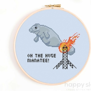 Puede incluir: Patrón de punto de cruz con un manatí de dibujos animados en llamas con el texto "Oh the huge manatee!"