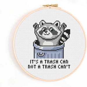 It's a Trash Can, Not a Trash Can't Stitch-patroon - kruissteekkaart wasbeer - steekpatroon grappige wasbeer - prullenbak panda in een vuilnisbak