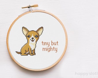 以下が含まれることがあります： 丸い木製の刺繍枠に入ったクロスステッチの図案で、ピクセルアート風の茶色と白のチワワが描かれています。犬の右側には、白い布地に茶色の糸で「tiny but mighty」という文字が刺繍されています。
