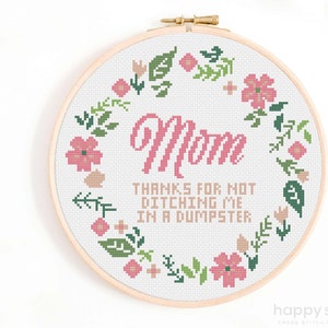Puede incluir: Patrón de punto de cruz con una corona de flores y el texto "Mom Thanks for not ditching me in a dumpster".