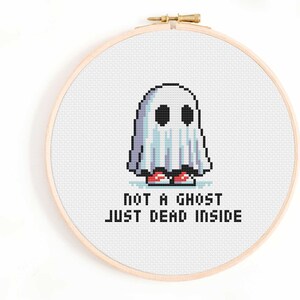 Könnte beinhalten: Ein weißer Geist mit schwarzen Augen und roten Schuhen auf weißem Hintergrund mit dem Text "Kein Geist, nur tot im Inneren".