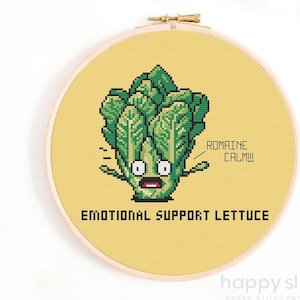 Könnte beinhalten: Ein Kreuzstichmuster mit einer Karikatur einer Römersalat mit einem überraschten Ausdruck und dem Text "Romaine Calm!" und "Emotional Support Lettuce".