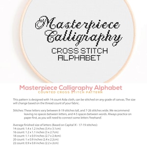 Puede incluir: Un patr&oacute;n de punto de cruz en blanco y negro para un alfabeto de caligraf&iacute;a. El patr&oacute;n est&aacute; dise&ntilde;ado para tela Aida de 14 puntos y se puede bordar en cualquier tipo de lienzo. El tama&ntilde;o cambiar&aacute; seg&uacute;n el n&uacute;mero de hilos de la tela. Las letras var&iacute;an entre 8 y 19 puntos de alto y 7 a 26 puntos de ancho. El patr&oacute;n incluye instrucciones para el tama&ntilde;o final promedio de las letras basado en la may&uacute;scula 'A' en tela Aida de 14, 16, 18, 20 y 22 puntos.