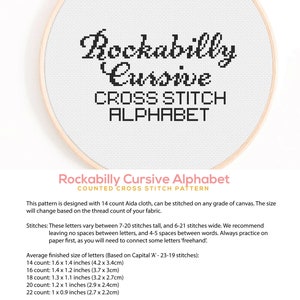 Puede incluir: Un patr&oacute;n de punto de cruz en blanco y negro para un alfabeto cursivo rockabilly. El patr&oacute;n est&aacute; dise&ntilde;ado para tela Aida de 14 puntos y se puede bordar en cualquier tipo de lienzo. El tama&ntilde;o cambiar&aacute; seg&uacute;n el n&uacute;mero de hilos de la tela. El patr&oacute;n incluye instrucciones para el tama&ntilde;o final promedio de las letras basado en la may&uacute;scula 'A' en puntos. Los tama&ntilde;os se indican en pulgadas y cent&iacute;metros.