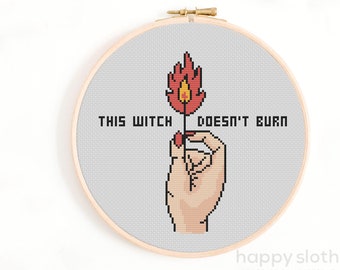 Può includere: Schema di punto croce con una mano che tiene un fiammifero acceso con il testo "This witch doesn't burn".