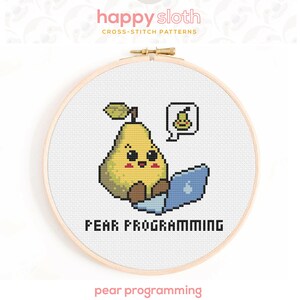 Op de afbeelding: Een geteld kruissteekpatroon met een peer met een laptop en de tekst "PEAR PROGRAMMING". Het patroon is op een witte achtergrond en wordt omringd door een houten borduurring.
