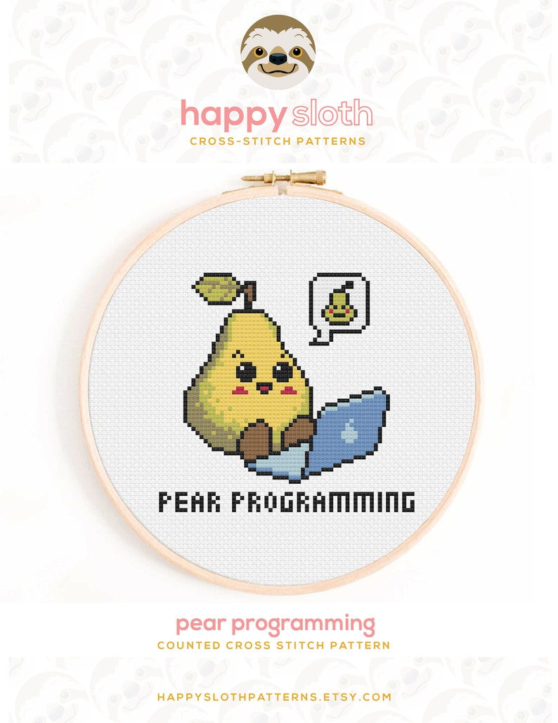 Op de afbeelding: Een geteld kruissteekpatroon met een peer met een laptop en de tekst "PEAR PROGRAMMING". Het patroon is op een witte achtergrond en wordt omringd door een houten borduurring.