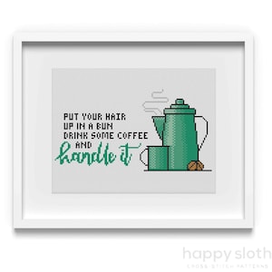 Puede incluir: Patrón de punto de cruz con una cafetera verde con vapor saliendo del pico y una taza. El texto dice "Ponte el pelo en un moño, bebe café y maneja esto."