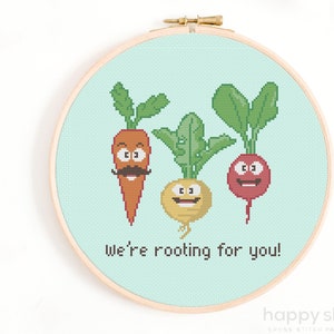 Puede incluir: Patrón de punto de cruz con una zanahoria, un nabo y un rábano con caras y el texto "We're rooting for you!"