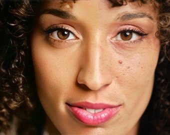 Peut inclure: Gros plan sur le visage d'une femme, montrant une moitié avec du maquillage et l'autre moitié sans maquillage. L'image met en évidence la différence de texture et de tonus de la peau.